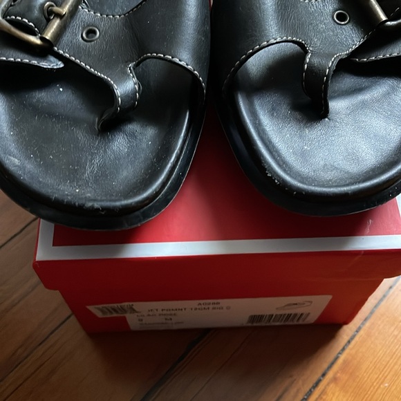 DONALD J. PLINER leather flats/ flip-flops with small platform and buckle 8.5 - Picture 5 of 5